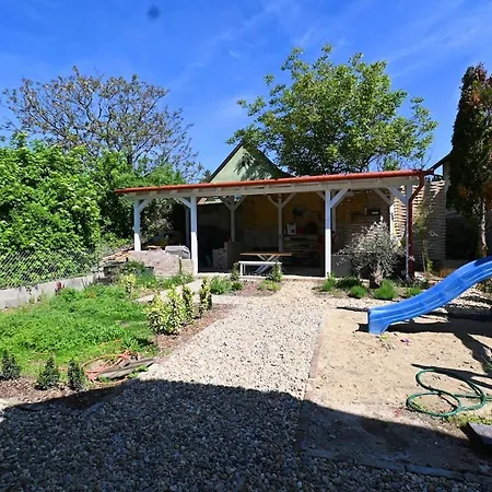 Ravehousedunapartdunakanyar 度假居 *