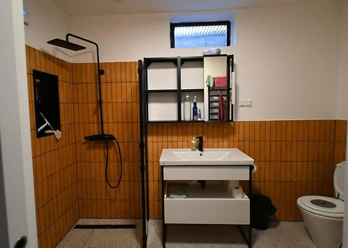 Ravehousedunapartdunakanyar * Szob